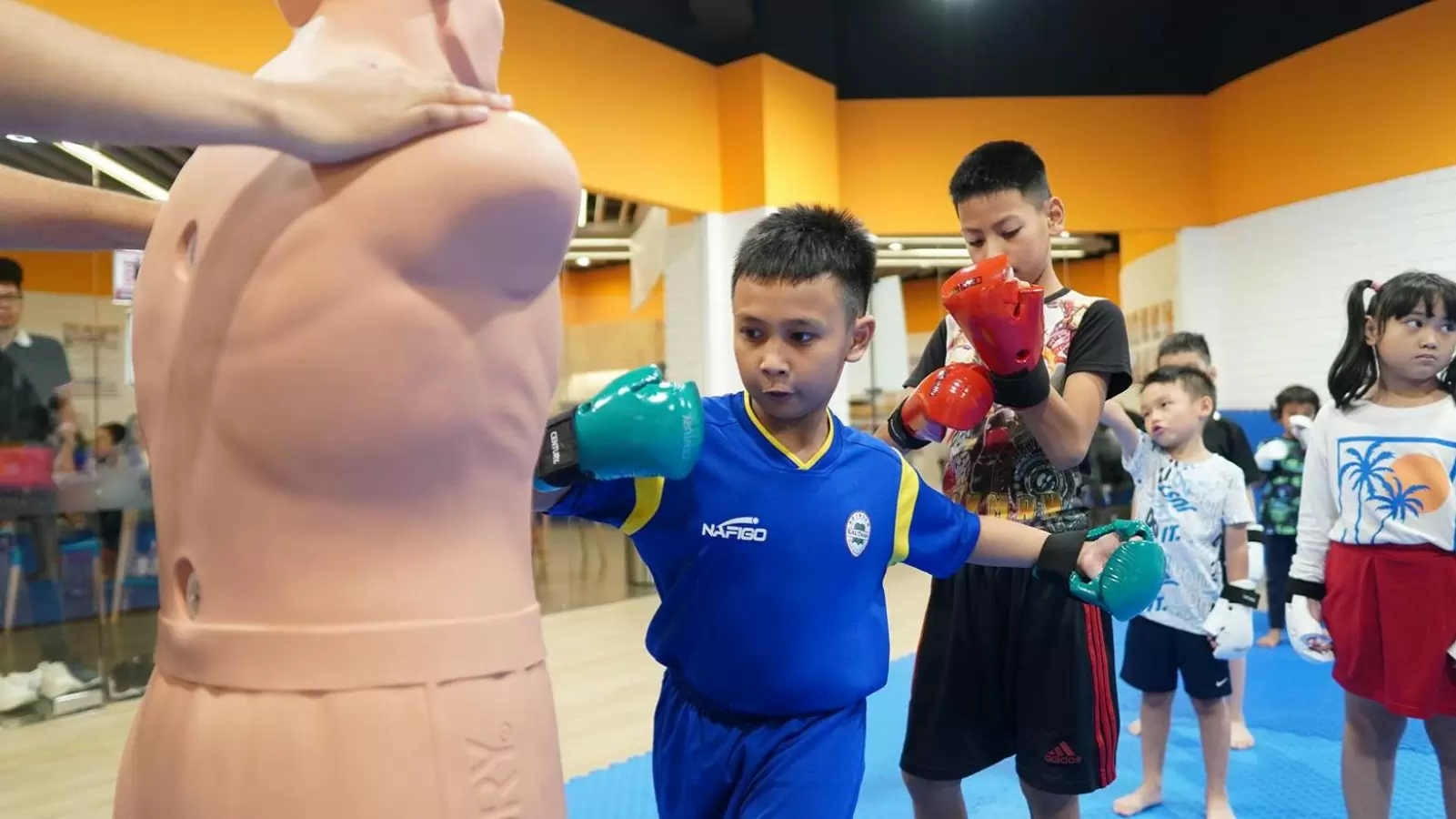  Know the Difference Between Muay Thai and Kickboxing